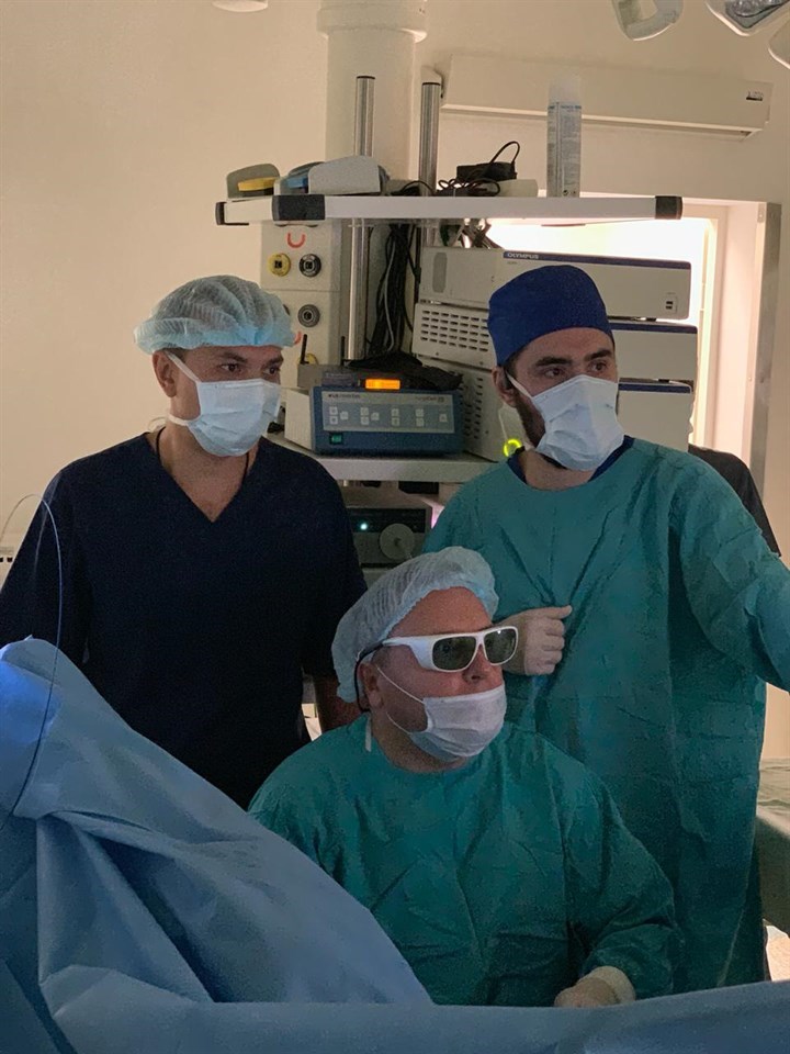 Обучение хирургов тридцать первой городской больницы работе с тулиевым лазером Quanta System